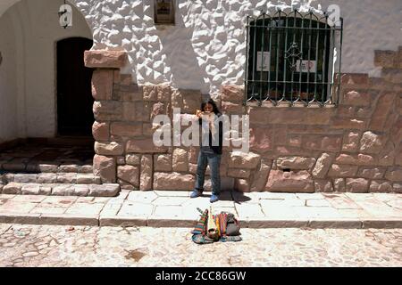 Un musicien de rue jouant de la guitare et des flûtes à Humahuaca, province de Jujuy, Argentine. Banque D'Images