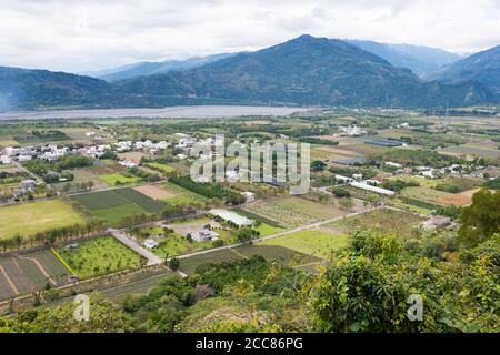 Taitung, Taïwan - magnifique vue panoramique depuis la zone de montgolfière des Highlands de Luye. Un célèbre site touristique dans le canton de Luye, comté de Taitung, Banque D'Images