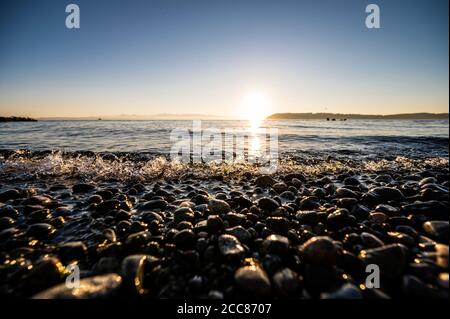 rochers sur la plage avec des vagues qui s'écrasant Banque D'Images