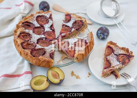 tarte aux amandes de vanille maison avec prunes Banque D'Images