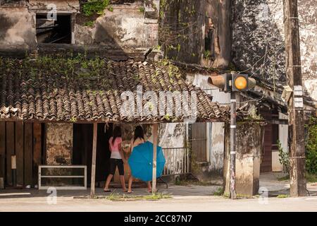 Une vieille maison tranquille dans la ville antique de Takua Pa, des bâtiments d'époque remarquables par leur architecture sino-portugaise. Phang Nga, Thaïlande du Sud. Banque D'Images