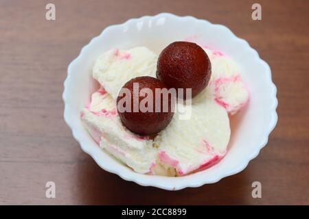 Gulab Jamun avec glace, dessert ou sucreries du sous-continent indien Banque D'Images