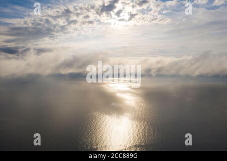Vue aérienne nuages sur la mer. Vue de drone. Vue aérienne du dessus du paysage nuageux. Texture des nuages. Vue de dessus. Lever ou coucher de soleil sur les nuages. Aeria Banque D'Images