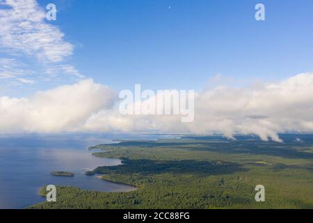 Vue aérienne nuages sur la forêt et la mer . Vue de drone. Vue aérienne du dessus du paysage nuageux. Texture des nuages. Vue sur la forêt verte depuis le dessus. Banque D'Images