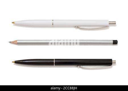 Deux stylos et le crayon gris simple sur le fond blanc isolé. Vue de dessus. Banque D'Images