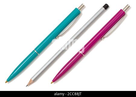 Deux stylos et le crayon gris simple sur le fond blanc isolé. Vue de dessus. Banque D'Images
