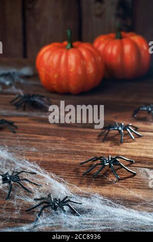 Arrière-plan Halloween avec araignées sur fond rustique en bois recouvert de toile d'araignée Banque D'Images