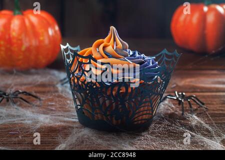 Gâteau d'Halloween sur table rustique en bois recouverte de toile et araignées Banque D'Images