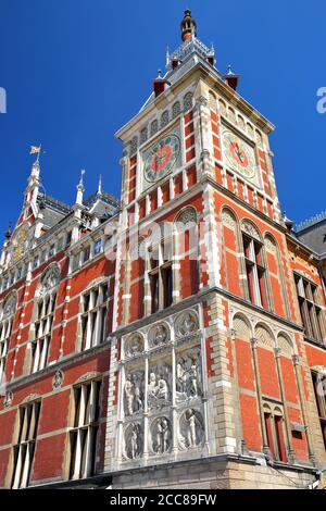 Détails architecturaux de la station centrale colorée d'Amsterdam, conçue par l'architecte néerlandais Pierre Cuypers et ouverte en 1889, Amsterdam, pays-Bas Banque D'Images