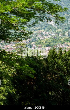 Ville de Lenno sur le lac de Côme. Lombardie. Italie. Paysage italien pittoresque. Panorama époustouflant avec montagnes et forêt. Banque D'Images