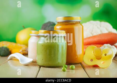 Purée naturelle de légumes et de fruits pour bébé Banque D'Images