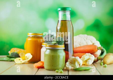 Purée naturelle de légumes et de fruits pour bébé Banque D'Images