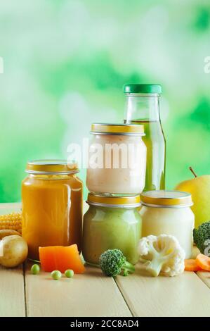 Purée naturelle de légumes et de fruits pour bébé Banque D'Images