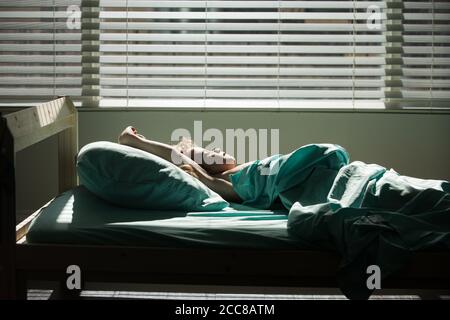 Enfants dormant dans le lit. Enfant au lit après le réveil, en entrant dans une journée heureuse et détendue après une bonne nuit de sommeil. Doux rêves, Bonjour, nouveau jour Banque D'Images