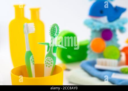 Paire de brosses à dents bébé First dans la salle de bains Banque D'Images