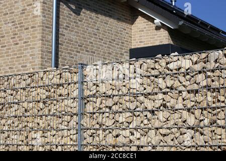 Gros plan d'un gabion comme un moderne et de haute qualité protection visuelle Banque D'Images