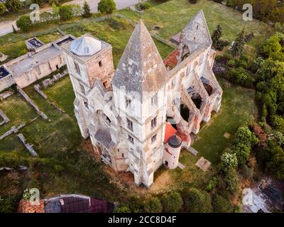 Photo aérienne incroyable sur le monastère de Prémontre. C'est une ruine d'église dans la ville de Zsambek en Hongrie. Construit en 1220-1234. Style romain et chic. Destination Banque D'Images