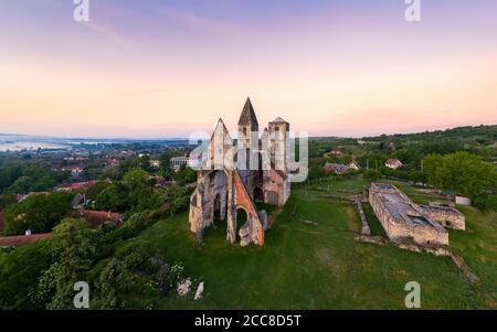 Photo aérienne incroyable sur le monastère de Prémontre. C'est une ruine d'église dans la ville de Zsambek en Hongrie. Construit en 1220-1234. Style romain et chic. Destination Banque D'Images