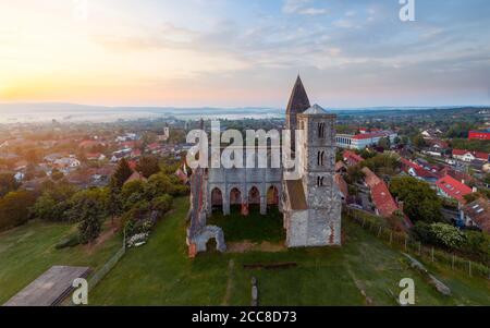 Photo aérienne incroyable sur le monastère de Prémontre. C'est une ruine d'église dans la ville de Zsambek en Hongrie. Construit en 1220-1234. Style romain et chic. Destination Banque D'Images