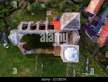 Photo aérienne incroyable sur le monastère de Prémontre. C'est une ruine d'église dans la ville de Zsambek en Hongrie. Construit en 1220-1234. Style romain et chic. Destination Banque D'Images