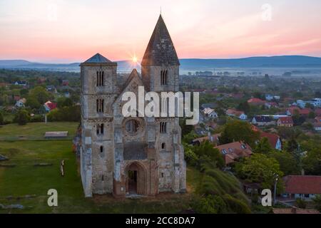 Photo aérienne incroyable sur le monastère de Prémontre. C'est une ruine d'église dans la ville de Zsambek en Hongrie. Construit en 1220-1234. Style romain et chic. Destination Banque D'Images