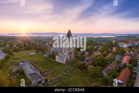 Photo aérienne incroyable sur le monastère de Prémontre. C'est une ruine d'église dans la ville de Zsambek en Hongrie. Construit en 1220-1234. Style romain et chic. Destination Banque D'Images