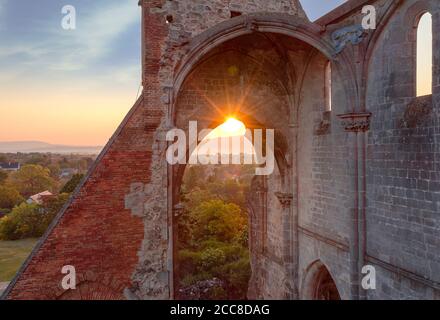 Photo aérienne incroyable sur le monastère de Prémontre. C'est une ruine d'église dans la ville de Zsambek en Hongrie. Construit en 1220-1234. Style romain et chic. Destination Banque D'Images