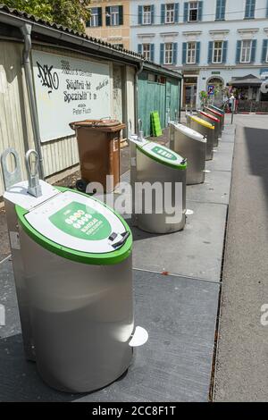 Graz, Autriche. Août 2020. Conteneurs pour la collecte séparée des déchets dans une rue du centre-ville Banque D'Images