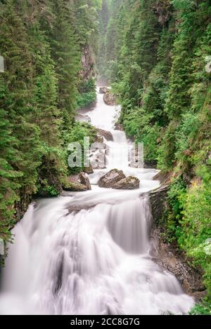 Cascate di Riva - également connu sous le nom de chutes Campo Tures ou chute d'eau de Reinbach dans la vallée d'Ahrntal des Alpes, Dolomites, Tyrol du Sud, Italie Banque D'Images