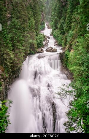 Cascate di Riva - également connu sous le nom de chutes Campo Tures ou chute d'eau de Reinbach dans la vallée d'Ahrntal des Alpes, Dolomites, Tyrol du Sud, Italie Banque D'Images