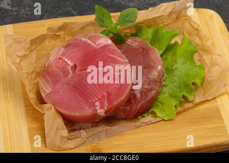 Raw tuna steak ronde prêt pour grill Banque D'Images