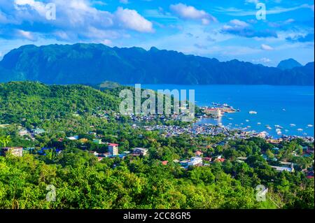 Vue sur la ville et la baie de Coron depuis le Mont Tapyas sur l'île Busuanga au coucher du soleil - destination tropicale avec paysage paradisiaque, Palawan, Philippines Banque D'Images