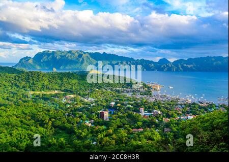 Vue sur la ville et la baie de Coron depuis le Mont Tapyas sur l'île Busuanga au coucher du soleil - destination tropicale avec paysage paradisiaque, Palawan, Philippines Banque D'Images