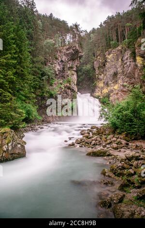 Cascate di Riva - également connu sous le nom de chutes Campo Tures ou chute d'eau de Reinbach dans la vallée d'Ahrntal des Alpes, Dolomites, Tyrol du Sud, Italie Banque D'Images