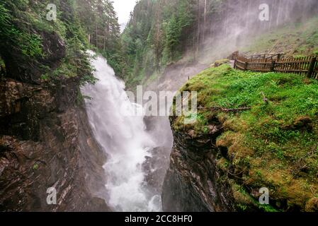 Cascate di Riva - également connu sous le nom de chutes Campo Tures ou chute d'eau de Reinbach dans la vallée d'Ahrntal des Alpes, Dolomites, Tyrol du Sud, Italie Banque D'Images