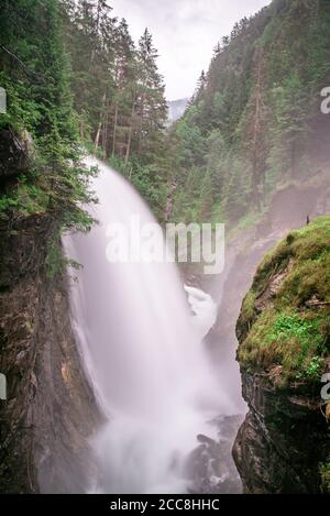 Cascate di Riva - également connu sous le nom de chutes Campo Tures ou chute d'eau de Reinbach dans la vallée d'Ahrntal des Alpes, Dolomites, Tyrol du Sud, Italie Banque D'Images