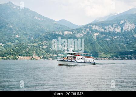 Lac de Côme. Italie - 18 juillet 2019 : ferry dans le lac de Côme (Lago di Como) Italie, Europe. Banque D'Images