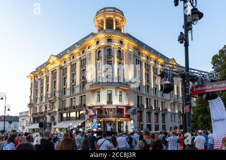 Varsovie, Pologne - 15 août 2020 : vue sur l'hôtel Bristol. Un événement artistique a lieu en face de l'hôtel et sur l'un des balcons. Banque D'Images