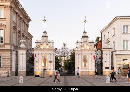 Varsovie, Pologne - 15 août 2020 : vue sur la porte fermée de l'Université de Varsovie. La photo a été prise au crépuscule. Banque D'Images