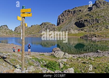 CHAMROUSSE, FRANCE, 6 août 2020 : UN groupe de randonneurs autour du Lac Robert. Célèbre station de ski près de Grenoble, Chamrousse est une destination estivale Banque D'Images