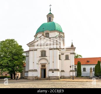 Varsovie, Pologne - 22 mai 2020 : l'église catholique romaine Saint-Kazimierz à la Nouvelle ville de Varsovie. Vue sur l'église Saint-Casimir depuis la place de la Nouvelle-ville. Banque D'Images