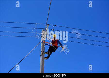 (200820) -- GOLOG, 20 août 2020 (Xinhua) -- UN technicien vérifie l'alimentation électrique dans le village de Ghadan, dans le canton de Machali, comté de Madoi, préfecture autonome tibétaine de Golog, province de Qinghai, dans le nord-ouest de la Chine, 19 août 2020. En octobre 2018, un total de 1,036 000 résidents recensés, victimes de la pauvreté, ont déménagé des terres moins hospitalières du comté de Madoi à Ghadan, un village de réinstallation récemment construit dans la région source de la rivière Yellow. Le nouveau village dispose d'un meilleur transport, ce qui permet aux villageois de trouver plus facilement des emplois ou de démarrer des entreprises dans d'autres villes. Pendant ce temps, de nombreux villageois sont payés un Banque D'Images