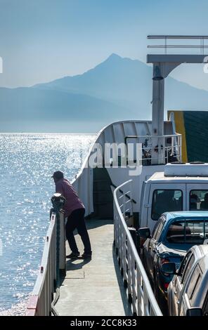 Tôt le matin, vue sur un Mont Athos brumeux et la péninsule d'Athos, vue depuis le ferry pour voiture à Dafni sur la péninsule d'Athos, Macédoine, Grèce du Nord Banque D'Images