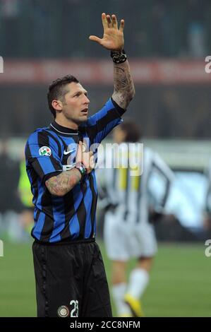 Milan, 28 janvier 2010, Stade 'G.MEAZZA SAN SIRO', Championnat de football de l'Italie coupe 2009/2010, FC Inter - FC Juventus: Marco Materazzi accueille les fans à la fin du match Banque D'Images