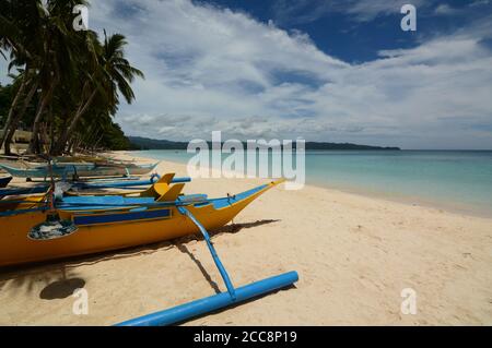 Bangkas, les bateaux de pêche philippins traditionnels. Île Boracay. Visayas de l'Ouest. Philippines Banque D'Images