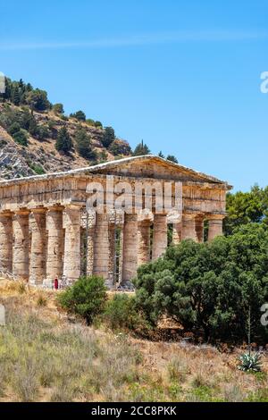 Le 5ème siècle avant J.-C. temple dorique de Ségeste, et le paysage de l'ouest de la Sicile, en Italie. Banque D'Images