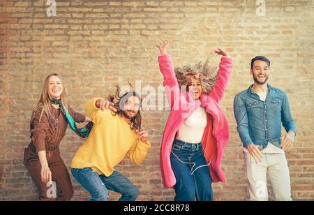 Des amis heureux s'amuser ensemble en plein air - jeunes fous danse et fête en ville Banque D'Images