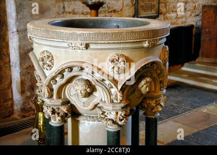 Font dans l'église paroissiale de St Michael et All Angels, Ledbury, Herefordshire, Angleterre Banque D'Images