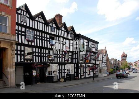 L'hôtel Feathers, un joli bâtiment à colombages situé dans High Street, Ledbury, Herefordshire, Angleterre Banque D'Images