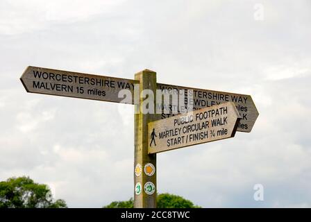 Panneau dans la campagne anglaise, avec des indications d'accès et des distances à divers endroits à proximité, Wocestershire, Angleterre Banque D'Images